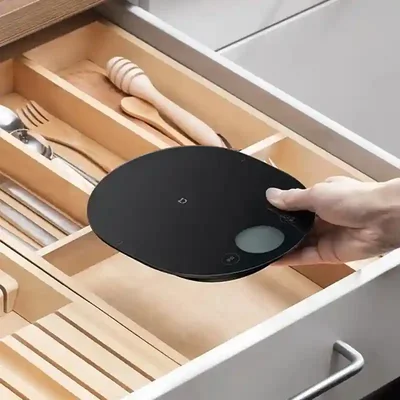 نگهداری آسان ترازو Xiaomi Mijia KGJ001T در کشو قرار دادن ترازوی باریک شیائومی Mijia KGJ001T داخل کشوی لوازم آشپزخانه
