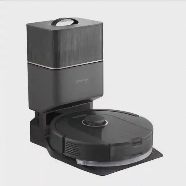 جارو رباتیک مشکی Roborock Q5 Pro Plus داخل ایستگاه تخلیه خودکار