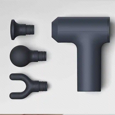 سریهای قابل تعویض ماساژور مینی شیائومی XMFG-M352 ماساژور شیائومی XMFG-M352 سرمهای کنار سه سری تخت، توپی و دوشاخه روی زمینه روشن