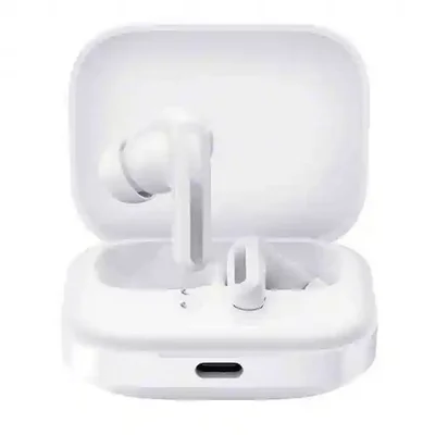 نمای اصلی هندزفری سفید Redmi Buds 5 داخل کیس شارژ باز با یک ایرباد ایستاده و درگاه USB-C جلو