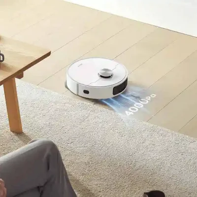 جارو رباتیک شیائومی مدل Dreame L10 Prime سفید کنار فرش با مسیر آبی و نوشته 4000Pa روی کف