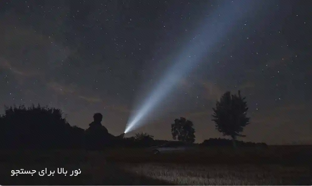 پرتو متمرکز چراغقوه در پوستر شب پرتو باریک چراغقوه MJSDT001QW رو به آسمان شب بالای درختها در پوستر