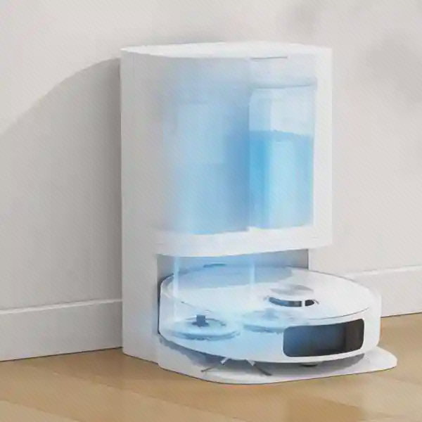جارو رباتیک شیائومی مدل Dreame L10 Prime در نمای داخلی داک شستوشو جارو رباتیک شیائومی مدل Dreame L10 Prime در ایستگاه سفید با نمایش آبی مخزنهای آب و پدهای زیر ربات