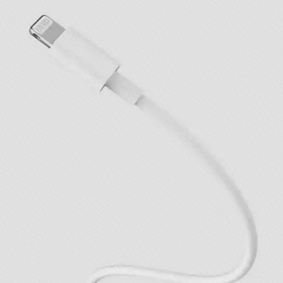 کابل شارژ آیفون شیائومی Type-C to lightning در نمای کلوزآپ سر لایتنینگ کابل شارژ آیفون شیائومی Type-C to lightning با نمای نزدیک کانکتور لایتنینگ و سیم خمیده سفید