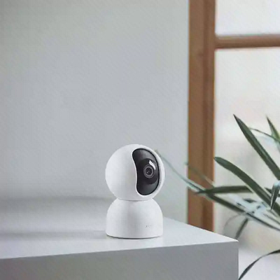 استفاده از Xiaomi C400 در فضای کنار پنجره دوربین Xiaomi C400 کنار پنجره و گیاه سبز