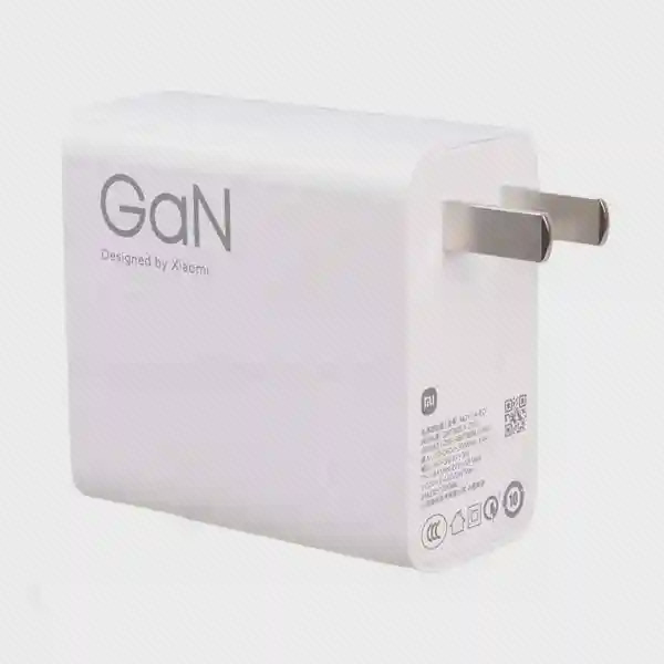 نمای بدنه و دوشاخه آداپتور ۱۲۰ وات GaN شیائومی بدنه سفید آداپتور GaN شیائومی MDY-14-ED با دوشاخه تخت