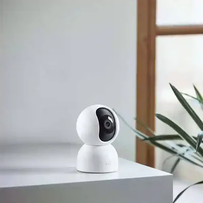 استفاده از Xiaomi C400 در فضای کنار پنجره دوربین Xiaomi C400 کنار پنجره و گیاه سبز