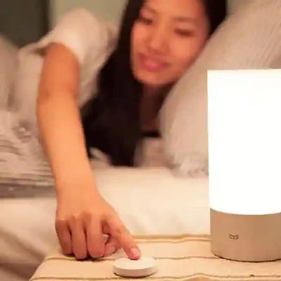 کنترل چراغ با کلید بیسیم Xiaomi WXKG01LM فشار دادن سوئیچ Xiaomi WXKG01LM کنار چراغ خواب