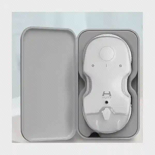 شیشهشوی HUTT C6 داخل کیف باز شیشهشوی سفید HUTT C6 در کیف طوسی باز با سیم جمعشده و جایگاه قالبدار دستگاه