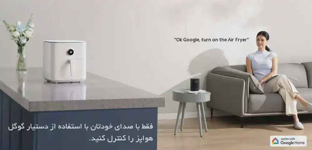 پوستر فرمان صوتی هواپز Xiaomi MAF10 هواپز سفید روی پیشخوان و زن نشسته روی مبل در پوستر فرمان صوتی Xiaomi MAF10