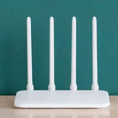 روتر Xiaomi 4C روی میز با پس‌زمینه سبز تیره
