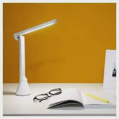 چراغ مطالعه روشن Yeelight Z1 YLTD11YL روی میز کتاب