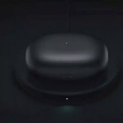 نمای کیس شارژ بسته Xiaomi Buds 3 در فضای تاریک کیس بسته هندزفری شیائومی Buds 3 روی پایه دایرهای