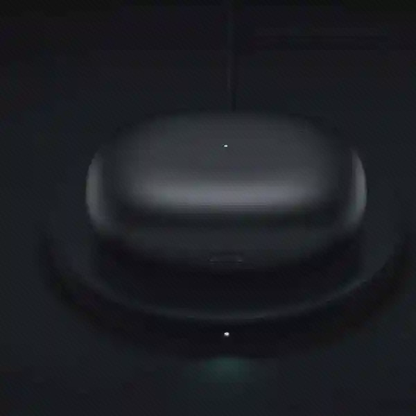 نمای کیس شارژ بسته Xiaomi Buds 3 در فضای تاریک کیس بسته هندزفری شیائومی Buds 3 روی پایه دایرهای