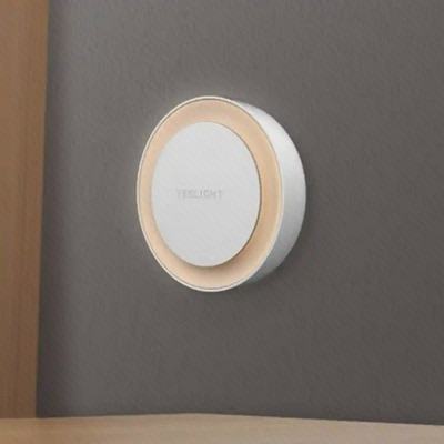چراغ خواب Yeelight YLYD10YL روشن با نور گرم روی دیوار