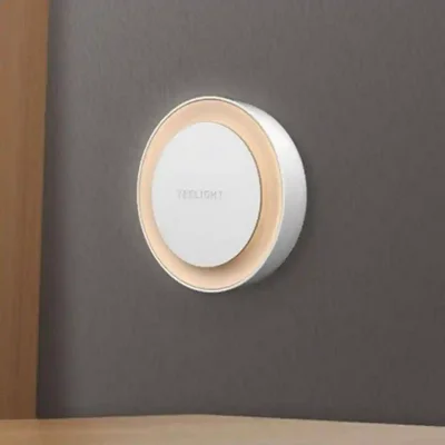 چراغ خواب Yeelight YLYD10YL روشن با نور گرم روی دیوار