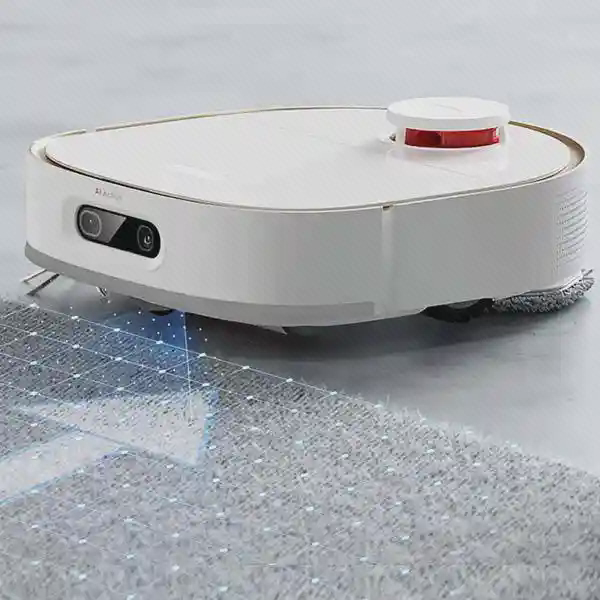 جارو رباتیک Dreame W10 Pro در حال حرکت روی فرش خاکستری