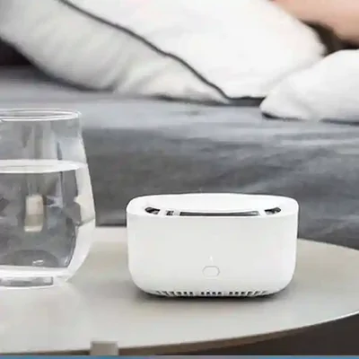 استفاده رومیزی دافع پشه شیائومی WX10ZM در اتاق خواب دستگاه دافع حشرات Mijia WX10ZM روی میز کنار تخت