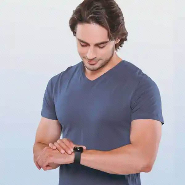 Amazfit Bip 5 هنگام استفاده روی مچ استفاده روزمره از ساعت Amazfit Bip 5 روی مچ دست