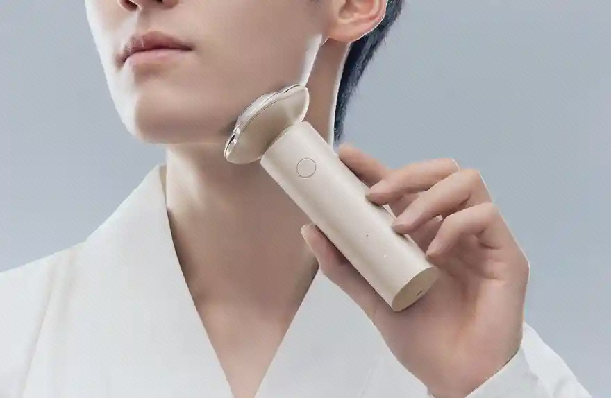 استفاده از ریشتراش Mijia S101 برای اصلاح گردن مرد در حال اصلاح گردن با ریشتراش کرم میجیا S101