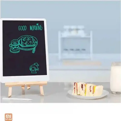 استفاده رومیزی از کاغذ دیجیتال ۱۳.۵ اینچ شیائومی کاغذ دیجیتال Xiaomi XMXHB02WC روی پایه رومیزی با طرح صبحانه