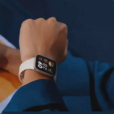 ساعت Redmi Watch 3 بند کرم روی مچ کاربر با صفحه فعالیت روشن