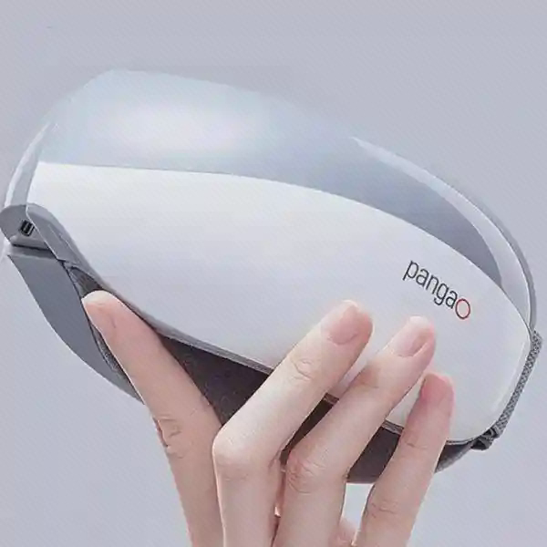 ماساژور چشم جمع‌وجور Pangao EYE5 در دست کاربر