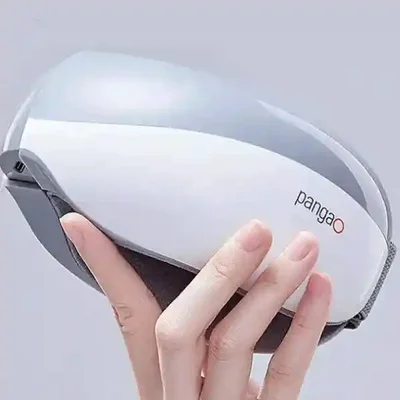 ماساژور چشم جمع‌وجور Pangao EYE5 در دست کاربر