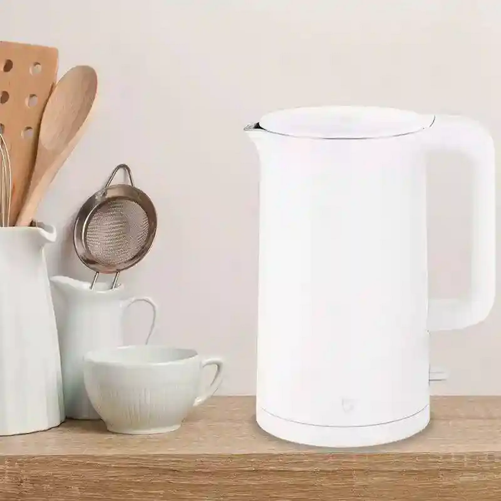چیدمان آشپزخانه با کتری Xiaomi Mijia 1A کتری برقی سفید Mijia 1A روی کانتر کنار فنجان و ابزار آشپزخانه