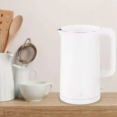 چیدمان آشپزخانه با کتری Xiaomi Mijia 1A کتری برقی سفید Mijia 1A روی کانتر کنار فنجان و ابزار آشپزخانه