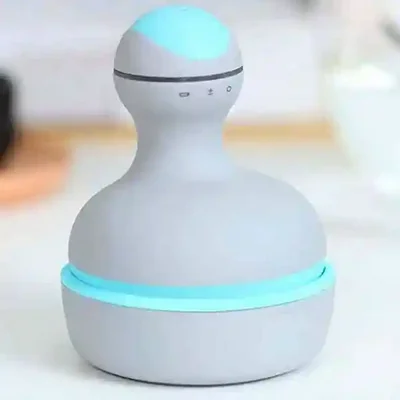 ماساژور سر Mini M2 روشن روی پایه با نور آبی دور بدنه