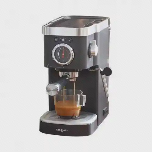 اسپرسوساز Donlim DL-6400 هنگام تهیه قهوه عصارهگیری اسپرسو با دستگاه شیائومی Donlim DL-6400 مشکی
