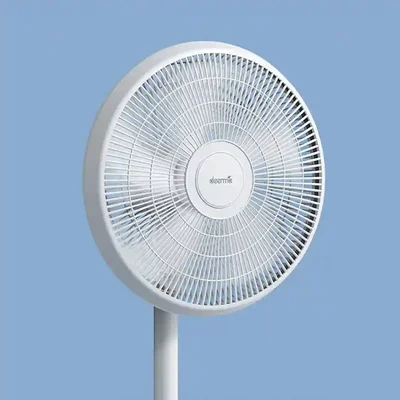 شبکه محافظ پنکه Deerma DEM-FD15W نمای نزدیک شبکه جلوی پنکه Deerma DEM-FD15W روی زمینه آبی