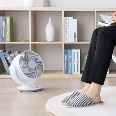 کاربرد پنکه Mijia DC ZLXHS01ZM در اتاق مطالعه پنکه رومیزی Mijia DC ZLXHS01ZM کنار کتابخانه و صندلی مطالعه