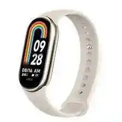 می بند ۸ شیائومی سفید با قاب طلایی روشن مچبند Xiaomi Mi Band 8 با بند سفید از زاویه کنار