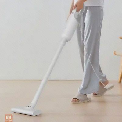 نظافت کف با جاروبرقی شیائومی MJXCQ01DY کاربر در حال جارو کردن کف چوبی با Xiaomi MJXCQ01DY سفید