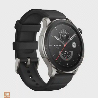 ساعت Amazfit GTR 4 با بند مشکی از زاویه سه‌رخ و سگک باز