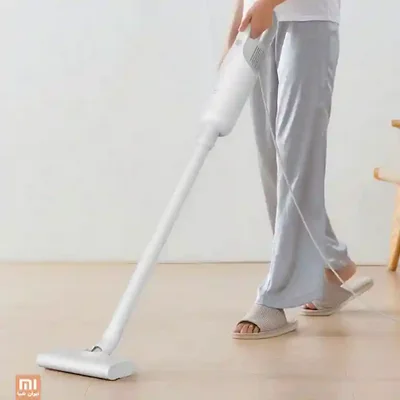 کاربر در حال جارو کردن کف چوبی با Xiaomi MJXCQ01DY سفید