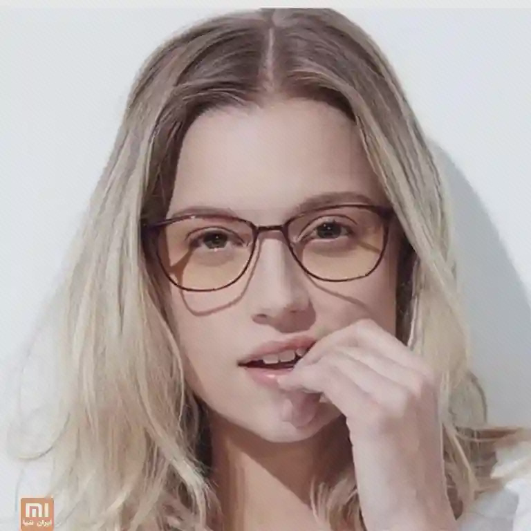 فریم عینک Xiaomi TS FU009 روی صورت زن با عینک شیائومی TS FU009 و فریم قهوهای در نمای نزدیک
