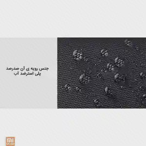 پوستر سطح پارچه کولهپشتی شیائومی 90fen نمای نزدیک پارچه مشکی کولهپشتی 90fen با قطرههای آب و متن فارسی کنار تصویر