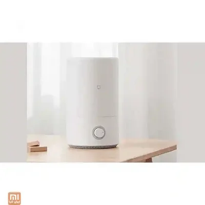 چیدمان رومیزی بخور Mijia MJJSQ02LX رطوبتساز شیائومی Mijia MJJSQ02LX روی میز روشن کنار پنجره