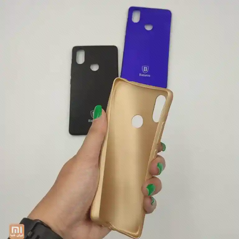 سه قاب ژله ای Mi 8 SE طلایی آبی و مشکی در دست کاربر