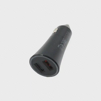 شارژر خودرو شیائومی Mi 37W از زاویه مایل نمای مورب شارژر فندکی شیائومی Mi 37W و دو پورت خروجی