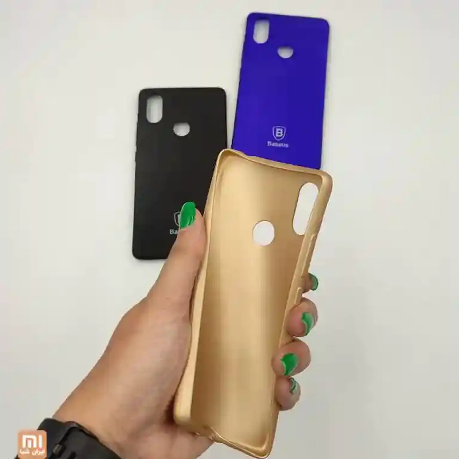 سه قاب ژله ای Mi 8 SE طلایی آبی و مشکی در دست کاربر