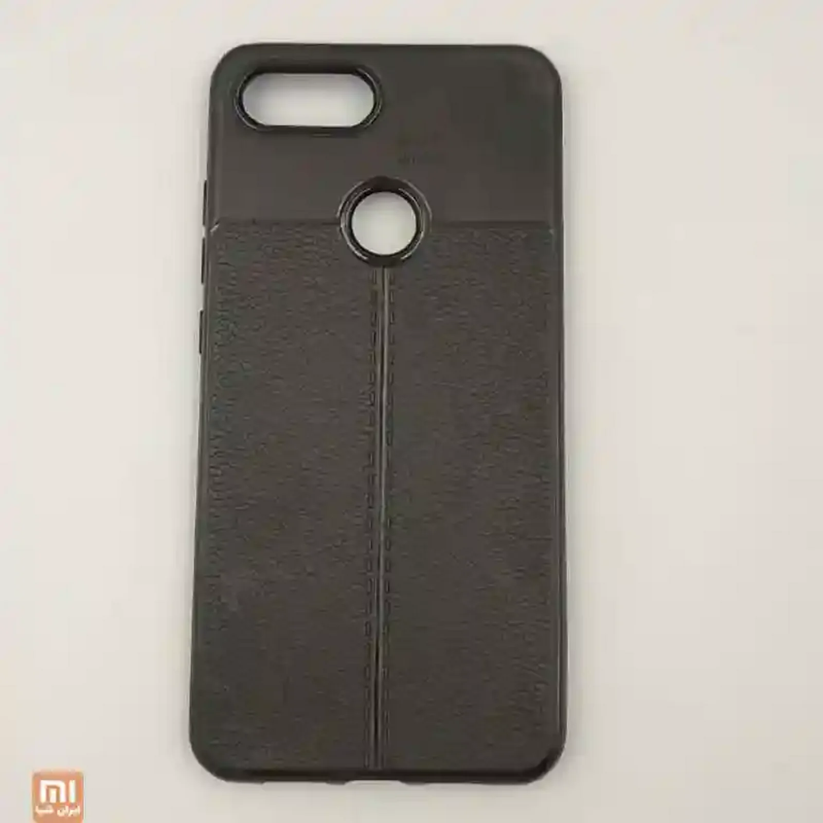 قاب طرح چرم Mi 8 Lite از نمای مستقیم نمای پشت قاب طرح چرم شیائومی Mi 8 Lite مشکی با دوخت مرکزی