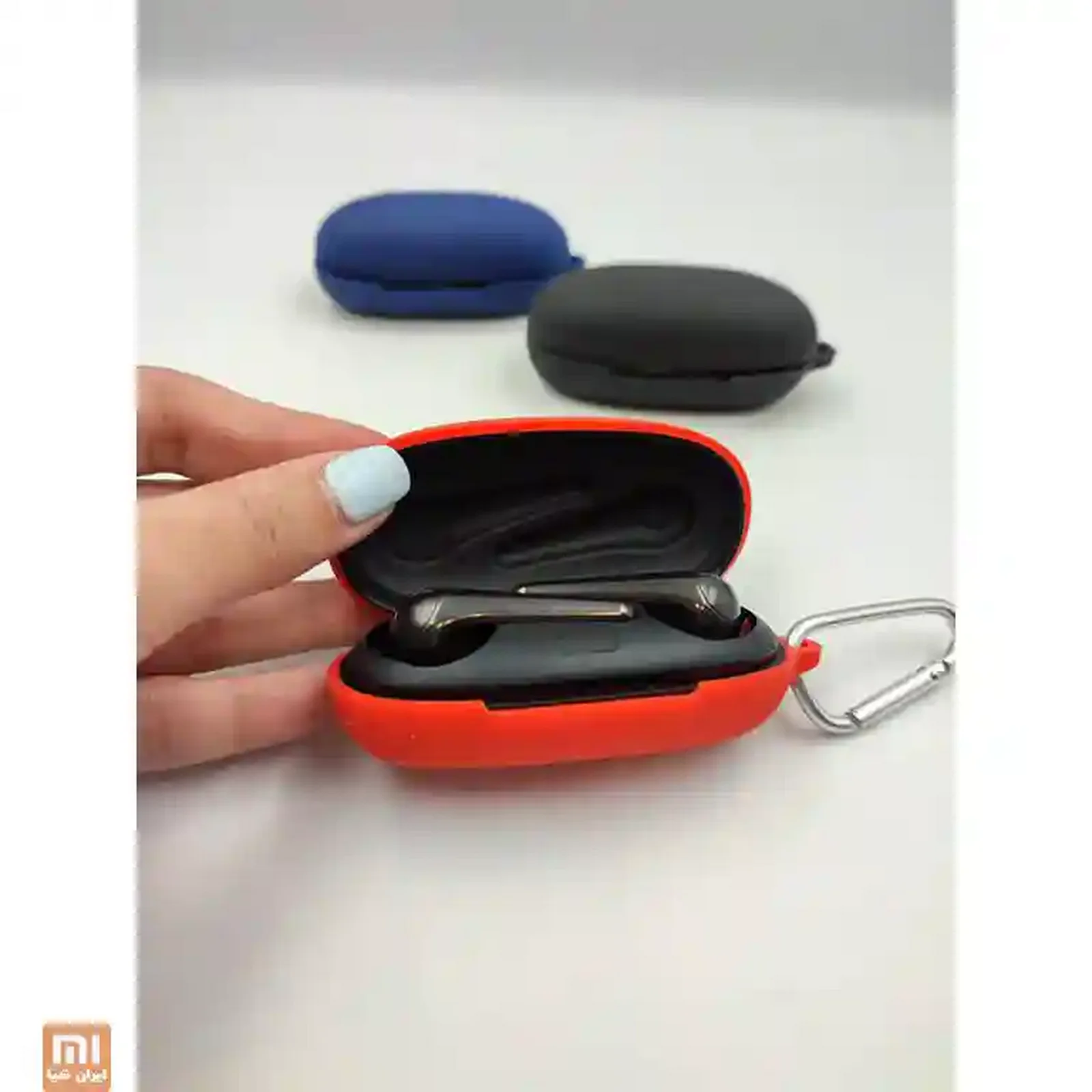 نمای کاربردی کاور قرمز ComfoBuds Pro کاور قرمز ComfoBuds Pro با کیس هندزفری مشکی باز