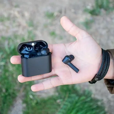 کیس و ایرباد شیائومی Earphones 2 Pro در کف دست