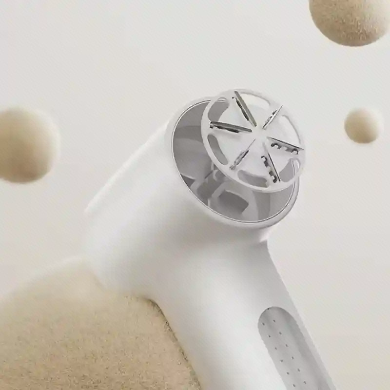 مجموعه تیغههای Mijia Lint Remover 2 نمای نزدیک تیغههای شعاعی زیر سری پرزگیر سفید Mijia Lint Remover 2 با گلولههای پارچهای در اطراف