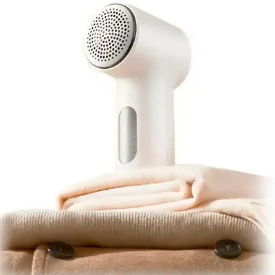 قرارگیری پرزگیر Mijia Lint Remover 2 روی لباس‌های بافتنی تا شده