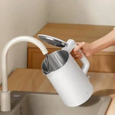 دهانه عریض و مخزن استیل کتری Mijia N1 پر کردن کتری برقی شیائومی Mijia N1 از شیر آب با درپوش باز
